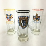 Antigos copos em vidro decorados com brasões policromados. Total de 3 peças. Dimensões: 16 cm.