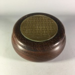 Antigo porta -joias, formato circular, em madeira polida, com detalhes em bronze na tampa. Dimensões: 4,5 cm x 11 cm.