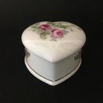 PORCELANA SÃO PEDRO JUNDIAÍ - Antigo porta-joias em porcelana esmaltada, no formato de coração, decorado com arranjo de flores e filetado à Ouro. Dimensões: 5 cm x 8 cm x 8 cm.