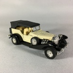 MINIATURA -  Antigo carro de época construído em plástico e borracha . Movido a fricção . Dimensões : 4 cm x 5 cm x 12 cm.