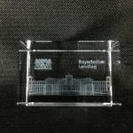 Parlamento da Baviera - Bayerischer Landtag impresso em 3D no interior do bloco de cristal. Acompanha estojo original. Dimensões: 4 cm x 5 cm x 7 cm.