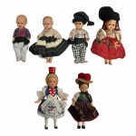 Antigo par de bonecas inglesas em plástico rígido e roupa em tecido. Dimensões: 17 cm cada e  4 bonecos ingleses em plástico rígido e roupas em tecidos. Olhos articulados. Dimensões maior boneco 9 cm.