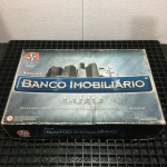 Banco Imobiliário LUXO ícone de uma geração. Apresenta sinais de uso. Caixa, divisórias e tabuleiro com avarias.