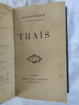 Le livre Anatole france De L'académie Française "Thais". Paris, Calmann-Levy, Editeurs. 3, Rue Auber 3, (Académie Française), 1918. Natole France è stato un celeberrismo scrittore francese. Figlio di un libraio parigino, visse dapprima di impieghi editoriali, poi divenne bibliotecario presso il senato, mentre collaborava a quotidiani e riviste. Nel 1896 fu eletto allAcadémie française. Innocentista durante il processo Dreyfus, si accostò alla vita politica e fu tra gli ispiratori delle leggi per la laicizzazione della scuola pubblica. Dopo la rivoluzione russa si dichiarò a favore delle idee comuniste. Lesordio letterario di F. avvenne con qualche poesia inserita nel Parnasse contemporain del 1871. Poco dopo uscirono i Poemi dorati (Les poèmes dorés, 1873), dedicati a Leconte de Lisle. Ma presto prevalse la sua vocazione di prosatore, con due racconti. Tradução: O livro Anatole France De L'académie Française "Thais". Paris, Calmann-Lévy, Editores. 3, Rue Auber 3, (Academia Francesa), 1918. Nascido na França foi um famoso escritor francês. Filho de um livreiro parisiense, ele primeiro viveu de trabalhos editoriais, depois se tornou bibliotecário no Senado, enquanto colaborava com jornais e revistas. Em 1896 foi eleito para a Académie française. Inocente durante o julgamento de Dreyfus, ele se aproximou da vida política e foi um dos inspiradores das leis de secularização das escolas públicas. Após a Revolução Russa, ele se declarou a favor das ideias comunistas. A estréia literária de F. ocorreu com algumas poesias incluídas no Parnasse contemporain de 1871. Pouco depois, foram publicados os Poemas de Ouro (Les poèmes dorés, 1873), dedicados a Leconte de Lisle. Mas sua vocação como prosador logo prevaleceu, com duas histórias. Livro em frances com mais de 105 anos de existência, encadernação antiga, capa dura com pequeno dano, vendido no estado. Livro diferenciado DE COLEÇÃO PARTICULAR. Este exemplar de colecionador apresenta marcas do tempo e manuseio.  