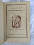 The personal History of David Copperfield by Charles Dickens. Illustrated by John Austen. The Heritage press New York. The eighth, semi-autobiographical novel by Charles Dickens has been praised for its depiction of the world from the point of view of a child. Per David Perdue, when the author appraised his works from the perspective of a parent and his children, he said ". . .like many fond parents, I have in my heart of hearts a favourite child. And his name is David Copperfield." Possibly published c.1950s, though 1937 date appears in book. Tradução: A história pessoal de David Copperfield, de Charles Dickens. Ilustrado por John Austen. A imprensa Heritage de Nova York. O oitavo romance semiautobiográfico de Charles Dickens foi elogiado por sua representação do mundo do ponto de vista de uma criança. Per David Perdue, quando o autor avaliou suas obras da perspectiva de um pai e de seus filhos, ele disse "... como muitos pais carinhosos, tenho no fundo do coração um filho favorito. E o nome dele é David Copperfield." Possivelmente publicado por volta de 1950, embora a data de 1937 apareça no livro. Livro em ingles com mais de 110 anos de existência, encadernação antiga, capa dura com pequeno dano, vendido no estado. Livro diferenciado DE COLEÇÃO PARTICULAR. Este exemplar de colecionador apresenta marcas do tempo e manuseio.