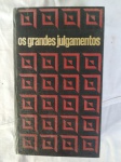 Livro os Grandes Julgamentos da História, "Os Távoras" - Editora: Otto Pierre Editores. Escrito sobre a direção de A. Pedro Gil. 1978. Editora Otto Pierre. Livro, vendido no estado. O Processo dos Távoras refere-se a um escândalo político português do século 18. Os acontecimentos foram desencadeados pela alegada tentativa de assassinato do rei D. José I em 1758, e culminaram numa execução pública em Belém. Foram torturados e depois queimados D. Francisco de Assis de Távora e seus dois filhos, José Maria e Luís Bernardo. Brás Romeiro, grande amigo de Luís Bernardo, também não escapou. Também foram logo presos o Duque de Aveiro, um dos seus criados, um irmão desse criado e a Marquesa de Távora, D. Leonor Tomásia de Távora, que foi decapitada. Nunca ficou provado que se tratasse de um atentado contra o rei. Pensa-se que os tiros teriam como alvo o capitão Pedro Teixeira com quem o duque de Aveiro tinha inimizade, embora não haja certezas.O caso ocorreu alguns anos após o Terremoto de Lisboa, em uma época em que o rei português D. José I ainda vivia vivia num grande complexo de tendas e barracas instaladas na Ajuda, à saída da cidade. Livro diferenciado DE COLEÇÃO PARTICULAR. Este exemplar de colecionador apresenta marcas do tempo e manuseio. 