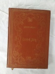 Livro Lord Jim, Tradução do estraordinário Mário Quintana - Editor Victor Civita 1982. Jim é um jovem recém-contratado como imediato de um navio que, após a embarcação dar indícios de que vai afundar, decide abandoná-la junto com o capitão e o restante da tripulação, deixando os passageiros por sua própria conta. Livro raro, capa dura com pequeno dano, vendido no estado. Livro diferenciado DE COLEÇÃO PARTICULAR. Este exemplar de colecionador apresenta marcas do tempo, manuseio e pequena perda.