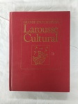 Grande Enciclopédia Larousse Cultural, volume 17 - Editora: Nova Cultural. Livro capa dura com pequeno dano, vendido no estado. Livro diferenciado. Este exemplar de colecionador apresenta marcas do tempo e manuseio.
