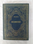 "Livro Decamerão  ou Decameron  de Giovani Boccaccio Editora: AbrilAno: 1981. A comédia do sexo: o livro medieval que deu início a uma nova era na literatura. Trata-se de um clássico da literatura, escrito entre 1348 e 1353, que simplesmente marcou o fim da moral medieval espiritualizada e o começo do realismo na literatura. O realismo viria a culminar com o humanismo alguns séculos mais tarde. Decamerão foi publicado com o subtítulo de Príncipe Galeotto e expressa uma turbulenta época que é o fim da Idade Média. Seu autor, Giovani Boccaccio, era poeta e cristão, fascinado pela obra A comédia de Dante Aligheri, à qual renomeou A divina comédia. Boccaccio escreveu uma das primeiras biografias de Dante.Enquanto Boccaccio escrevia Decamerão a Europa se encontrava devastada. O continente agonizava diante das mazelas da Peste Negra  ela teria chegado a matar um terço da Europa, além de boa parte da Ásia, vinda de navios mercantes chineses, dentro dos intestinos das pulgas dos ratos. Para muitos era o Anticristo, para outros, uma conspiração dos judeus  sempre eles.  Livro diferenciado DE COLEÇÃO PARTICULAR. Este exemplar de colecionador apresenta marcas do tempo e manuseio."