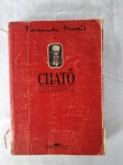 Livro "Chatô o Rei do Brasil, Companhia das Letras 1994. Biografia. Assis Chateaubriand. Chatô. Vida e obra. Literatura Brasileira. Memórias. Jornalistas. Empresário. Político. Depois de vender mais de meio milhão de exemplares de seus livros A ilha e Olga, no Brasil e em mais de quinze países, Fernando Morais volta às livrarias com Chatô, o rei do Brasil - a história da vida vertiginosa de um dos brasileiros mais poderosos e controvertidos deste século.Dono de um império de quase cem jornais, revistas, estações de rádio e televisão - os Diários Associados - e fundador do MASP, Assis Chateaubriand, ou apenas Chatô, sempre atuou na política, nos negócios e nas artes como se fosse um cidadão acima do bem e do mal. Mais temido do que amado, sua complexa e muitas vezes divertida trajetória está associada de modo indissolúvel à vida cultural e política do país entre as décadas de 1910 e 1960, magistralmente recriada neste Chatô, o rei do Brasil. Livro diferenciado DE COLEÇÃO PARTICULAR. Este exemplar de colecionador apresenta pequenas perdas, marcas do tempo e manuseio.