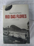 Livro Rio das Flores, Companhia das Letras Ano 2008. Com grande habilidade em casar ficção e história, Miguel Sousa Tavares, autor do aclamado Equador, faz neste seu segundo romance uma crítica a tudo o que tolhe a liberdade, seja no plano mais íntimo ou nos vastos territórios da política e da sociedade de uma maneira geral. A narrativa, que conta a história de três gerações da família Ribera Flores, se inicia em 1915 com a primeira República portuguesa e os embates com os monarquistas, percorrendo os principais acontecimentos políticos, sociais e culturais que marcaram Portugal, Espanha, Alemanha e o Brasil até o final da Segunda Guerra Mundial, em 1945. Filhos do monarquista e grande proprietário de terras alentejano Manuel Custódio, Diogo e Pedro protagonizam pólos opostos no seio familiar, mas que são reflexo dos acontecimentos externos. O primeiro, intelectual e absolutamente contrário aos totalitarismos, quer a mudança e decide deixar a mulher, as terras do clã e o Portugal salazarista para começar vida nova ao lado de uma mulata numa fazenda no Vale do Paraíba, no Brasil, em pleno Estado Novo. Pedro, no entanto, quer assegurar a permanência de sua posição de latifundiário. "Tu podes fazer este papel porque está alguém aqui a manter as coisas", diz a Diogo. Chega a aderir à União Nacional e lutar ao lado dos franquistas na Guerra Civil Espanhola. Por meio de uma prosa envolvente e rica em detalhes, o autor traça, através da história dos Ribera Flores - com suas tradições, histórias de amor e rupturas -, um grande painel que comporta as principais contradições e acontecimentos da primeira metade do século XX. "Este é um livro com muita força, que se lê com avidez e prazer." Livro diferenciado DE COLEÇÃO PARTICULAR. Este exemplar de colecionador apresenta marcas do tempo, capa um pouco rasgada e manuseio. 