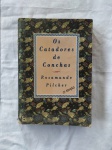 Livro  "Os catadores de conchas", 3ª edição 1994 Rosamunde Pilcher, Editora Bertrand Brasil. Livro usado em bom estado de conservação e leitura. / capa e contracapa com pequenos sinais de uso e manuseio, no estado veja foto, bom aspecto. / corte levemente amarelado pequenas manchas. Livro de capa mole em estado regular com marcas de manuseio na capa e contra capa. Folhas e laterais amareladas devido ao tempo. 632 Páginas, Dimensões 22 x 3 x 15 cm³, Capa mole e Literatura Estrangeira.