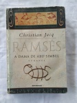 Livro "Ramsés" A dama de Abu-Simbel 2000. 4ª Edição Editora Bertrand Brasil. Livro usado em bom estado de conservação e leitura. / capa e contracapa com pequenos sinais de uso e manuseio, no estado veja foto, bom aspecto. / corte levemente amarelado pequenas manchas. Melhor obra de romance a respeito do Egito Antigo, que se passa na época de Ramsés , o Grande, ou Ramsés II (Ozymandias), por volta de 1250 antes de Cristo. Vale apontar que Moisés também está inserido na obra. A leitura é muito prazerosa. 