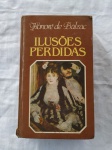 "Livro ""Ilusões perdidas""  Autor Honoré de Balzac, Editora: Círculo do Livro S.A.  São Paulo. Ilusões Perdidas é a narrativa mais extensa de Balzac, no qual ele dedicou grande parte de sua vida. Honoré de Balzac trabalhou durante praticamente toda a sua vida para compor A comédia humana. Sua ideia era criar uma obra para retratar a sociedade francesa do século XIX  época da restauração monárquica após a queda de Napoleão. Uma sociedade que havia deixado para trás os ideais românticos, as tradições e os valores em prol do dinheiro. A comédia humana é a tragédia do dinheiro, chegou a defini-la o crítico Otto Maria Carpeaux.Durante vinte anos, Balzac dedicou-se a escrever e a organizar os 95 livros de A comédia humana dividindo-os em três grandes partes: estudos de costumes, estudos filosóficos e estudos analíticos. É na primeira, que se encontram seus maiores sucessos, incluindo Ilusões perdidas, publicada como folhetim de 1835 a 1843.Ilusões perdidas é o livro mais extenso do escritor francês e tem como figura central o jovem de 21 anos, Lucien de Rubempré, poeta talentoso, de grande beleza e ambição ainda maior. Nascido Lucien Chardon, adotara o sobrenome da mãe, a única sobrevivente da nobre família Rubempré, na esperança de ser aceito na alta sociedade (embora soubesse que só teria validade com a aprovação do rei). Seu pai já falecido, era farmacêutico, e Lucien vivia com a mãe a irmã Ève em Angoulême."
