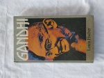 Livro "Gandhi"  Autor Louis Fischer, Editora Círculo do Livro ano 1985. Biografia: Biografia. Líder indiano. Paciofista. Mohandas Karamchand Gandhi. História Geral: Hist. contemporânea. Livro usado em bom estado de conservação e leitura. / capa e contracapa com pequenos sinais de uso e manuseio, no estado veja foto, bom aspecto. / corte levemente amarelado pequenas manchas. 