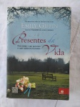 Livro "Presentes da vida", Escritora Emily Giffin, Ano 2012. Livro usado em bom estado de conservação e leitura. / capa e contracapa com pequenos sinais de uso e manuseio, no estado veja foto, bom aspecto. / corte levemente amarelado pequenas manchas. Darcy Rhone sempre teve todos os homens aos seus pés. Tinha um emprego glamouroso, um seleto círculo de amizades e um noivo perfeito, Dexter Thaler. No entanto, tudo mudou quando Darcy se envolveu com o melhor amigo de seu noivo... Seu noivado acabou e perdeu sua melhor amiga, Rachel. Incapaz de assumir responsabilidades e de enfrentar todo esse mal-estar, Darcy foge para Londres, para a casa de um amigo de infância, imaginando que poderia passar uma borracha em tudo isso. Mas, para seu desânimo, Londres se torna um mundo estranho, onde seus truques de sedução não mais funcionam e onde sua sorte parece ter se evaporado. Sem amigos nem família, Darcy precisa dar novo rumo à sua vida e, assim, começa uma linda trajetória rumo ao crescimento e ao amor.