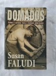 Livro "Domados", Como a cultura atraiu o homem americano, Autor Susan Faludi Ano 2006. Livro usado em bom estado de conservação e leitura, porém sem a contra capa. No estado veja foto, bom aspecto. / corte levemente amarelado pequenas manchas. Quando o assunto é a crise da masculinidade, a mídia normalmente se atém a aspectos superficiais da questão, como o conceito inventado de metrossexual, o sucesso dos medicamentos contra disfunção erétil ou a eterna pré-adolescência do homem moderno. Em 'Domados', a historiadora e jornalista Susan Faludi mostra que a masculinidade é uma construção cultural variável e nem sempre necessária. Os homens, vistos como guardiões da fortaleza, são, na verdade, moldados por ela, fato que nem eles, nem as mulheres parecem notar. Para chegar a tal conclusão, a autora investiga a história da sociedade americana no século XX e identifica o baby-boom dos anos pós-Segunda Guerra como o momento em que os tradicionais valores masculinos começaram a ser traídos e implodidos. Em seu livro, Susan Faludi não está interessada no embate cultural entre homens e mulheres. Sua pergunta é - por que os homens se recusam a se engajar em sua própria causa? Por que eles não tentam reverter o esvaziamento de sua masculinidade? Por que eles não se revoltam, como as mulheres fizeram? Para encontrar as respostas, a autora leva o leitor a um mergulho nas vidas pessoais dos funcionários demitidos de um estaleiro desativado pelo governo americano; dos integrantes de uma torcida que foi abandonada por seu time de futebol; dos cadetes que lutam contra a entrada de mulheres nas academias militares e mantêm travestis como amantes; entre outros.