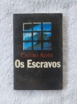 Livro "Os escravos", Autor Castro Alves - Klick Editora. Os Escravos, publicado anos apenas doze anos após a morte do autor, reúne diversos poemas que Castro Alves escreveu ao longo da vida sobre uma das causas da qual foi grande defensor: o abolicionismo. Em uma sociedade na época habituada a três séculos de escravidão, Castro Alves desperta a atenção para a profunda injustiça e o drama humanitário vivido pelos encarcerados. E convida: Leitor, se não tens desprezo/De vir descer às senzalas,/Trocar tapetes e salas/ Por um alcouce cruel,/ Vem comigo, mas cuidado/Que o teu vestido bordado/Não fique no chão manchado,/No chão do imundo bordel.