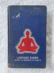 Livro "Lobsang Rampa", Entre os monges do Tibete, Editora: Circulo do Livro, Ano 1975.Livro usado em bom estado de conservação e leitura. / capa e contracapa com pequenos sinais de uso e manuseio, no estado veja foto, bom aspecto. / corte levemente amarelado pequenas manchas.  Neste terceiro livro da história espantosa e empolgante de lobsag rampa, monge tibetano que vive no ocidente, onde sabe que é seu destino morrer, revelam-se outros aspectos profundamente curiosos da sua vida e dos poderes místicos de que ele é dotado.