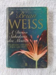 Livro "A divina sabedoria dos mestres", Autor Brian Weiss. Livro usado em bom estado de conservação e leitura. / capa e contracapa com pequenos sinais de uso e manuseio, no estado veja foto, bom aspecto. / corte levemente amarelado pequenas manchas. Este livro vai descrever, até onde minhas palavras puderem, esta sabedoria espiritual, nossa jornada desde antes do nascimento até a morte e depois dela. O que pode nos ajudar e o que pode nos atrapalhar. O que pode nos abrir portas e o que pode fechá-las. O que eu tenho aprendido em meus reencontros com os Mestres.Acredito que o maior objetivo de nossas vidas é atingir o conhecimento íntimo de que somos almas imortais, trazidas a esta grande escola chamada Terra para aprender lições sobre amor, compaixão, paciência, equilíbrio e harmonia, não-violência, fé e esperança, relações amorosas e assim por diante. O aprendizado destas lições é a única esperança para a humanidade. Não posso dizer que aprender nesta grande escola seja fácil. Para se tornar iluminado e feliz é preciso de muito trabalho. Eu sempre achei muito simplista dizer que existem exatamente cinco, sete ou qualquer número definido de passos para a sabedoria, a paz interior ou sucesso espiritual. O verdadeiro entendimento se faz através de um processo gradual e contínuo, um ir e vir que não pára mesmo com a morte do corpo físico.O que eu posso dizer é que se você ler este livro cuidadosamente, com a mente aberta e o coração repleto de amor, você estará andando na direção certa. Cada passo que você der será sagrado. E é a sua direção, não o número de passos ou o seu destino, que é importante.'Dr. Brian Weiss