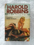 Livro "Os libertinos" Editora Record 6º Edição, Ano: 1983 / Páginas: 704, Autor: Harold Robbins.  Livro usado em bom estado de conservação e leitura. / capa e contracapa com pequenos sinais de uso e manuseio, no estado veja foto, bom aspecto. / corte levemente amarelado pequenas manchas. Os Libertinos: O mundo dos aventureiros -- Os leitores habituais de Harold Robbins descobrirão que há material para uns quatro romances de sucesso em "Os libertinos" - e concordarão também que todos deveriam ter como central a figura de Dax Xenos que, nesse livro, torna-se inesquecível.