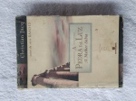 Livro "A Pedra da luz" A mulher sábia (Vol. 2). Livro usado em bom estado de conservação e leitura. / capa e contracapa com pequenos sinais de uso e manuseio, no estado veja foto, bom aspecto. / corte levemente amarelado pequenas manchas. O LIVRO Após o estrondoso sucesso da Série Ramsés em cinco volumes, que atingiu a marca de mais de 250 mil exemplares vendidos no Brasil, o egiptólogo Christian Jacq lança A Pedra da Luz, uma série composta por quatro volumes: Vol. 1 - Nefer, O Silencioso, Vol. 2 - A Mulher Sábia, Vol. 3 - Paneb, O Ardoroso; e Vol. 4 - O Lugar da Verdade. Christian Jacq nos inicia em uma aventura cativante, passada nos últimos dias do reinado do Faraó Ramsés. Em uma cidade proibida, encravada no deserto montanhoso do Alto Egito, é guardado o mais precioso segredo dos Faraós: A Pedra da Luz, capaz de transformar pó em ouro e a matéria em luz. Obcecado pelo segredo, o ambicioso Mehy ronda a cidade proibida e se encanta com a pedra, desejando obtê-la a todo custo, com o propósito de dominar o Egito. Nefer, O Silencioso, um dos homens mais devotados ao Faraó, tentará deter o maléfico Mehy, que trama assassinar o soberano. O AUTOR Christian Jacq nasceu em Paris, em 1947. Egiptólogo renomado, é doutor em Estudos Egípcios pela Sorbonne. Em 1995, lançou a Série Ramsés, em cinco volumes, que o consagrou definitivamente na carreira literária. A série já vendeu mais de 11 milhões de livros em 29 países em todo o mundo.