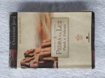 Livro "A Pedra da luz" Paneb, O Ardoroso (Vol. 3). Livro usado em bom estado de conservação e leitura. / capa e contracapa com pequenos sinais de uso e manuseio, no estado veja foto, bom aspecto. / corte levemente amarelado pequenas manchas. O LIVRO Após o estrondoso sucesso da Série Ramsés em cinco volumes, que atingiu a marca de mais de 250 mil exemplares vendidos no Brasil, o egiptólogo Christian Jacq lança A Pedra da Luz, uma série composta por quatro volumes: Vol. 1 - Nefer, O Silencioso, Vol. 2 - A Mulher Sábia, Vol. 3 - Paneb, O Ardoroso; e Vol. 4 - O Lugar da Verdade. Christian Jacq nos inicia em uma aventura cativante, passada nos últimos dias do reinado do Faraó Ramsés. Em uma cidade proibida, encravada no deserto montanhoso do Alto Egito, é guardado o mais precioso segredo dos Faraós: A Pedra da Luz, capaz de transformar pó em ouro e a matéria em luz. Obcecado pelo segredo, o ambicioso Mehy ronda a cidade proibida e se encanta com a pedra, desejando obtê-la a todo custo, com o propósito de dominar o Egito. Nefer, O Silencioso, um dos homens mais devotados ao Faraó, tentará deter o maléfico Mehy, que trama assassinar o soberano. O AUTOR Christian Jacq nasceu em Paris, em 1947. Egiptólogo renomado, é doutor em Estudos Egípcios pela Sorbonne. Em 1995, lançou a Série Ramsés, em cinco volumes, que o consagrou definitivamente na carreira literária. A série já vendeu mais de 11 milhões de livros em 29 países em todo o mundo.