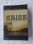 Livro "Crise" Uma vida em fuga. Ano: 2007, edição : 1ª, AUTOR : Mike O'Connor. Livro usado em bom estado de conservação e leitura. / capa e contracapa com pequenos sinais de uso e manuseio, no estado veja foto, bom aspecto. / corte levemente amarelado pequenas manchas. Durante a infância de Mike, a família O'Connor fingia ser normal. No entanto, ele e suas duas irmãs mais novas sabiam que os pais estavam escondendo algo - um segredo do qual não se atreviam a falar. Certo dia, de repente, os O'Connor fugiram, partindo em apenas algumas horas, abandonando casa, animais domésticos e bens, correndo para atravessar a fronteira rumo ao México. Somente muito mais tarde, após a morte dos pais, que Mike O'Connor, então repórter investigativo, conseguiu descobrir a verdade sobre o passado de sua família.