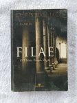 Livro "Filae" O último templo pagão, Ano 2008, Christian Jacq (Autor). Livro usado em bom estado de conservação e leitura. / capa e contracapa com pequenos sinais de uso e manuseio, no estado veja foto, bom aspecto. / corte levemente amarelado pequenas manchas. Templo milenar e a tomada de poder do cristianismo no Egito são os motes do novo romance do autor da consagrada série Ramsés Ísis, a sacerdotisa do culto ancestral de Osíris, é a superiora de uma comunidade que tem uma difícil missão: resistir ao avanço do cristianismo. Em Filae: O último templo pagão, o escritor Christian Jacq  o mais reconhecido em nível mundial na ficção de egiptologia  narra as dificuldades enfrentadas pelo povo egípcio para manter suas tradições e costumes frente a uma nova religião que usa violência, persegue, exila e destrói. O livro trata da história romanceada do último templo da sabedoria egípcia a cair nas mãos ambiciosas e cruéis do cristianismo. Como resistir a tantas adversidades? Somente o templo de Filae parece ter encontrado a resposta. Contando com o vigor da juventude e com a sabedoria dos grandes mistérios, Ísis se recusa a aceitar a destruição de tudo o que constituía sua vida. Mas os desafios não seriam fáceis: a Igreja lhe impingiria a fome e tentaria se apossar do território de sua comunidade; os fiéis de Filae ficariam abatidos e desanimados. Mesmo assim, a superiora não perde a sua fé. E com a ajuda de Sabni, a quem estava ligada por um amor eterno, consegue recuperar a confiança dos adeptos dos Antigos Mistérios e, assim, reúne forças contra tudo e todos que ameaçavam a sobrevivência do templo. Filae é um romance que celebra a resistência deste templo pagão, eterno sobrevivente e pilar da cultura do Antigo Egito.