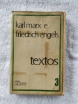 Livro "Textos 3" Edições Sociais, 1ª edição / 382 páginas, autores: Karl Marx e Friedrich Engels. ivro usado em bom estado de conservação e leitura. / capa e contracapa com pequenos sinais de uso e manuseio, veja foto, bom aspecto. / corte levemente amarelado pequenas manchas e marcas de fita da capa de proteção. 