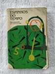 Livro "Espinhos do tempo" Autora: Zibia Gasparetto/pelo espírito de Lucius, Ano 1997. Diante do quadro do mundo atual, há quem acredite que o mal esteja levando a melhor na luta secular contra o bem. E essa crença se nota através dos meios de comunicação em sua abordagem pessimista dos fatos, assustando as pessoas impressionáveis. Mas, dentro da visão espiritual, o ritmo da vida é perfeito. O mal é só ilusão, porque depende apenas dos que crêem nele aqui na Terra, enquanto o bem é a lei universal, eterna e intocável. E, para vivê-lo, basta acabar com os espinhos do tempo.