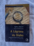 "Livro ""A Lágrima do Diabo"" Jeffery Deaver, Coleção Negra, Ano 2002. Para bom entendedor, meia palavra basta. E para bom detetive forense, um bilhete pode dizer muito sobre quem o escreveu. Em A Lágrima Do Diabo, o consagrado romancista norte-americano Jeffery Deaver volta a usar o universo das técnicas de investigação criminal como enredo. Depois do policial tetraplégico de O colecionador de ossos  sucesso absoluto de crítica e vendas , Deaver dá vida a Parker Kinkaid, um ex-agente, perito em documentos, numa trama repleta de criminosos perversos, mulheres sensuais, detetives durões e psicopatas perigosos. O livro é mais um título da Coleção Negra, dedicada aos maiores mestres da literatura policial.A Lágrima Do Diabo conta a história do massacre de uma pequena multidão de inocentes numa estação de metrô em Washington, na tranqüila manhã de 31 de dezembro de 2000. Quando a cidade está se preparando para as comemorações da virada do milênio, um assassino misterioso dispara contra os passageiros do metrô e desaparece. Um gênio do mal, um psicopata perigoso capaz de continuar com as chacinas a cada quatro horas se suas exigências não forem atendidas  20 milhões de dólares, é o que diz o bilhete recebido pelo prefeito. O bilhete é a única pista do FBI, que recorre a Parker Kincaid para descobrir o que for possível sobre o assassino, auto-intitulado O coveiro. Kinkaid, especialista em documentos antigos, era um promissor agente do FBI que trocou a carreira no Bureau por uma vida de consultor free-lancer para colecionadores e pela companhia diária dos seus dois filhos. Ele reluta, mas acaba tomando a frente das investigações que procuram antecipar os passos do criminoso, para evitar que ele mate mais gente.A Lágrima Do Diabo segue as elucubrações de Kincaid à procura do assassino, num enredo repleto de ramificações: interesses políticos e jornalistas corruptos. A investigação vai ligando as primeiras pistas bem devagar. Mas, à medida que o prazo vai se esgotando, o ritmo da trama se acelera, culminando em um final absolutamente empolgante e surpreendente.Deaver é o melhor autor de thrillers psicológicos em atividade.  The TimesDeaver é um grande contador de histórias e conduz o leitor para um turbilhão de suspense, violência e mistério.  The Sunday TelegraphUm empolgante quebra-cabeças intelectual com muita tensão e reviravoltas que tiram o fôlego do leitor."