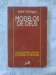 Livro "Modelos de Deus" Autor: Sallie McFague, tema religião, Editora: Paulus / Ano: 1996 .Pode apresentar lombada e capas com desgastes nas bordas e/ou sinais de usos. Páginas e cortes amareladas e marcas de oxidação do papel. Pode apresentar grifos, ou anotações nas páginas e capas.
