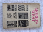 Livro "Arlequim" Morris West Editora: Record, Ano 1974. Pode apresentar lombada e capas com desgastes nas bordas e/ou sinais de usos. Páginas e cortes amareladas e marcas de oxidação do papel. Pode apresentar grifos, ou anotações nas páginas e capas.