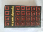 "Livro os Grandes Julgamentos da História, ""O Processo Cagliostro*O Processo Vidocq"" - Editora: Otto Pierre Editores. Escrito sobre a direção de Claude Bertin. 1973. Editora Otto Pierre. Livro, vendido no estado. Conde de Cagliostro (1743-1795) era o pseudônimo do viajante, ocultista, alquimista, curandeiro e maçom Giuseppe Giovanni Battista Vincenzo Pietro Antonio Matteo Balsamo. Figura muito controversa do século XVIII, Alexander Cagliostro, como é conhecido, tinha fama de ter poderes sobrenaturais. Por conta dessa fama, ele circulou entre a nobreza europeia, porém foi preso pela suspeita de ter aplicado um golpe na coroa Francesa. A credibilidade do personagem Cagliostro foi contestada, principalmente após sua morte no castelo de São Leo pela Inquisição. O historiador Thomas Carlyle (1795-1881) classificou Cagliostro como o ""Príncipe dos Charlatões"", enquanto os ocultistas consideram-no como um dos maiores mestres da iniciação do ocidente.Eugène-François Vidocq (1775-1857) foi um criminoso e criminalista francês cuja vida inspirou inúmeros escritores. Foi o fundador e primeiro diretor da Sûreté Nationale, polícia especializada em investigações criminais. É, por isso, considerado o pai da criminologia moderna. O seu processo em 1843, quando já tinha 70 anos, parece ter por origem o rancor de certos policiais. Uma maquinação foi movida contra ele, mas ele soube sair dessa delicada situação. Livro diferenciado DE COLEÇÃO PARTICULAR. Este exemplar de colecionador apresenta marcas do tempo e manuseio. "