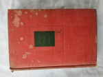 The Best Tales of Edgar Allan Poe, Modern Library, Hardcover  January 1, 1950. This volume contains a collection of some of the best short stories ever written by Edgar Allan Poe. A master of the macabre, Poe exhibits his literary prowess in these classic short stories. Contained within this volume are the The Gold-Bug, The Murders in the Rue Morgue, The Balloon-Hoax, The Purloined Letter, A Descent into the Maelstrom, The Black Cat, The Fall of the House of Usher, The Masque of the Red Death, The Cask of Amontillado, The Pit and the Pendulum, and The Tell-Tale Heart." Author, poet, and literary critic, Edgar Allan Poe is credited with pioneering the short story genre, inventing detective fiction, and contributing to the development of science fiction. However, Poe is best known for his works of the macabre, including such infamous titles as The Raven, The Pit and the Pendulum, The Murders in the Rue Morgue, Lenore, and The Fall of the House of Usher. Part of the American Romantic Movement, Poe was one of the first writers to make his living exclusively through his writing, working for literary journals and becoming known as a literary critic. His works have been widely adapted in film. Edgar Allan Poe died of a mysterious illness in 1849 at the age of 40. Tradução: Os melhores contos de Edgar Allan Poe, Biblioteca Moderna, Capa dura  1º de janeiro de 1950. Este volume contém uma coleção de alguns dos melhores contos já escritos por Edgar Allan Poe. Mestre do macabro, Poe exibe suas proezas literárias nesses contos clássicos. Contidos neste volume estão O Bug de Ouro, Os Assassinatos na Rua Morgue, A Farsa do Balão, A Carta Roubada, Uma Descida ao Redemoinho, O Gato Preto, A Queda da Casa de Usher, A Máscara do Vermelho Morte, O Barril de Amontillado, O Poço e o Pêndulo e O Coração Revelador. Autor, poeta e crítico literário, Edgar Allan Poe é considerado o pioneiro no gênero de contos, inventando a ficção policial e contribuindo para o desenvolvimento da ficção científica. No entanto, Poe é mais conhecido por suas obras macabras, incluindo títulos infames como O Corvo, O Poço e o Pêndulo, Os Assassinatos na Rua Morgue, Lenore e A Queda da Casa de Usher. Integrante do Movimento Romântico Americano, Poe foi um dos primeiros escritores a ganhar a vida exclusivamente escrevendo, trabalhando para revistas literárias e tornando-se conhecido como crítico literário. Suas obras foram amplamente adaptadas para o cinema. Edgar Allan Poe morreu de uma doença misteriosa em 1849, aos 40 anos.