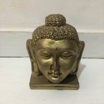 BUDA - Escultura em resina revestida de dourado. Exemplar em excelente estado. Dimensões: 15 cm x 15 cm x 15 cm.