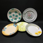 Lotes contendo 5  pratos em porcelana motivos diversos.Dimensões : Maior prato:  20 cm Menor prato : 19 cm.