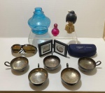 Lote contendo 11 intens variados. Peça de vidro azul com bicado e as demais peças com desgastes.