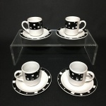 Conjunto com 4 xícaras para cafezinho com pires em porcelana esmaltada, decoradas com figuras geométricas. Dimensões: 5 cm altura.
