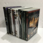 Lote parte de coleção com 12 DVDs originais de diversos gêneros. Exemplares em excelente estado.