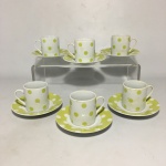 Belo e delicado conjunto com 6 xícaras e 6 pires para café em porcelana esmaltada na cor branca e verde decorada nas cores verde.