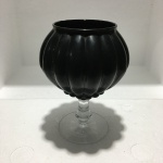 Belo vaso em vidro translúcido com sua parte superior ondulada revestida na cor preta. Presença de pequeno desgaste. Dimensões: 21 cm x 16 cm