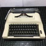 REMINGTON - Antiga Máquina de escrever, modelo Ipanema, portátil. Exemplar necessitando de revisão.