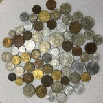 Lote com moedas de diversas nacionalidades.
