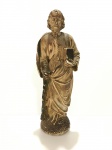 Estatueta de São Mateus em estuque. Presença de pequenos bicados. Dimensões: 25 cm aproximadamente.