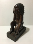 Antiga escultura de Caboclo em madeira. Discreto restauro nos pés. Dimensões: 22 cm x 25 cm x 7 cm.
