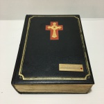 Bíblia comemorativa João Paulo II. Dimensões: 8 cm x 21 cm x 28 cm / 3,1 kg.