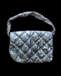 Bolsa com alça na cor prata nunca utilizada.