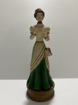 Antiga estatueta Dama em porcelana policromada com ricos detalhes. AVON 2010. Dimensões: 29 cm.
